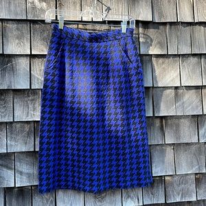 Blue and black houndstooth knit skirt with pockets